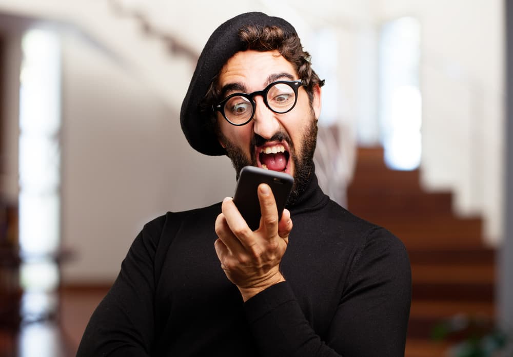 ¿Por qué me veo increíble en el espejo, pero me veo mal en las fotos? ¡Argh!