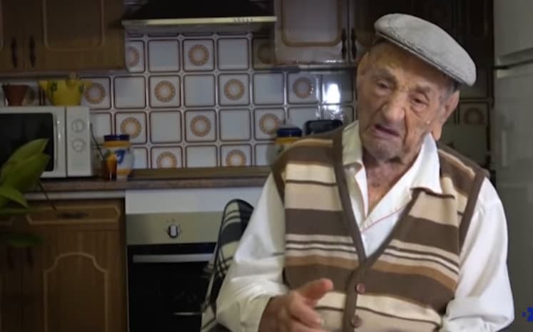 Esto es lo que debes hacer si una persona mayor sufre una caída