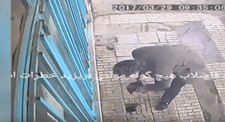 Este hombre no se esperaba lo que sucedería al tirar un cigarrillo por un agujero