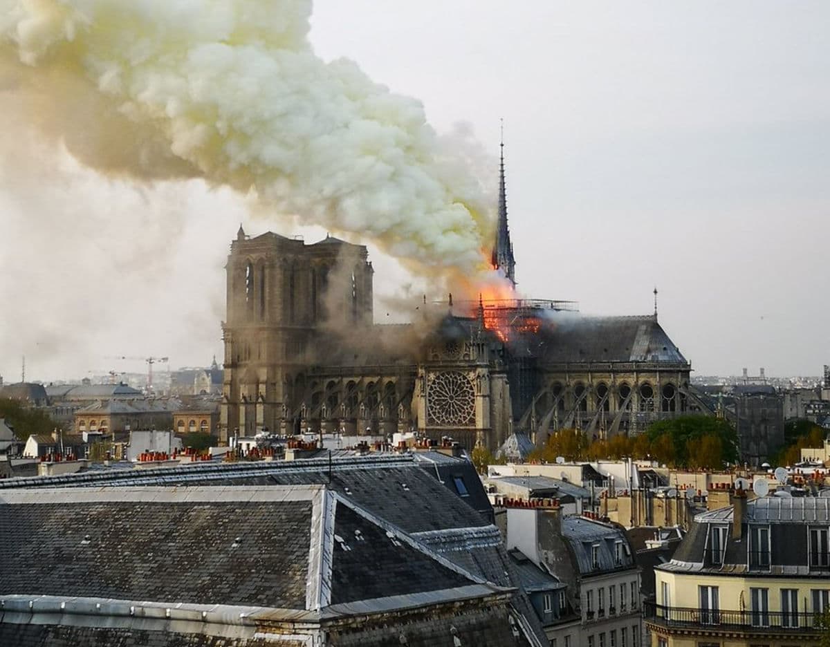El (humano) milagro de Notre Dame: cómo la cruz y el altar sobrevivieron la violencia del fuego