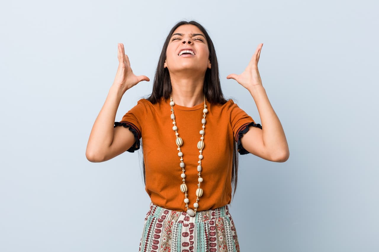 ¿Se te infecta la oreja si usas aretes que no son de oro? Conoce la razón