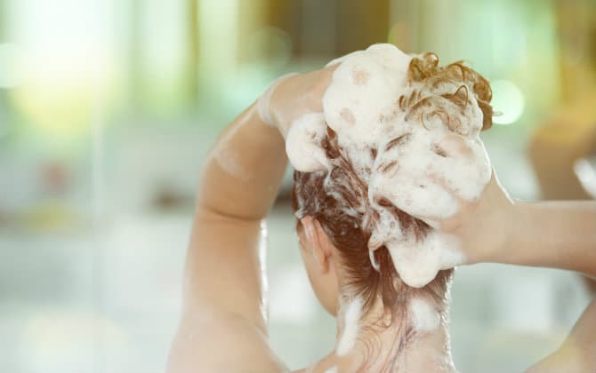 Lavar tu cabello con cerveza: ¿para qué sirve?