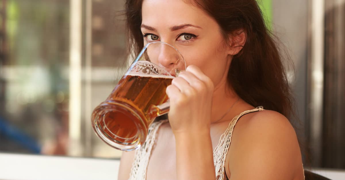 ¿Cerveza en el cabello? La mascarilla que necesitas probar para devolverle el brillo