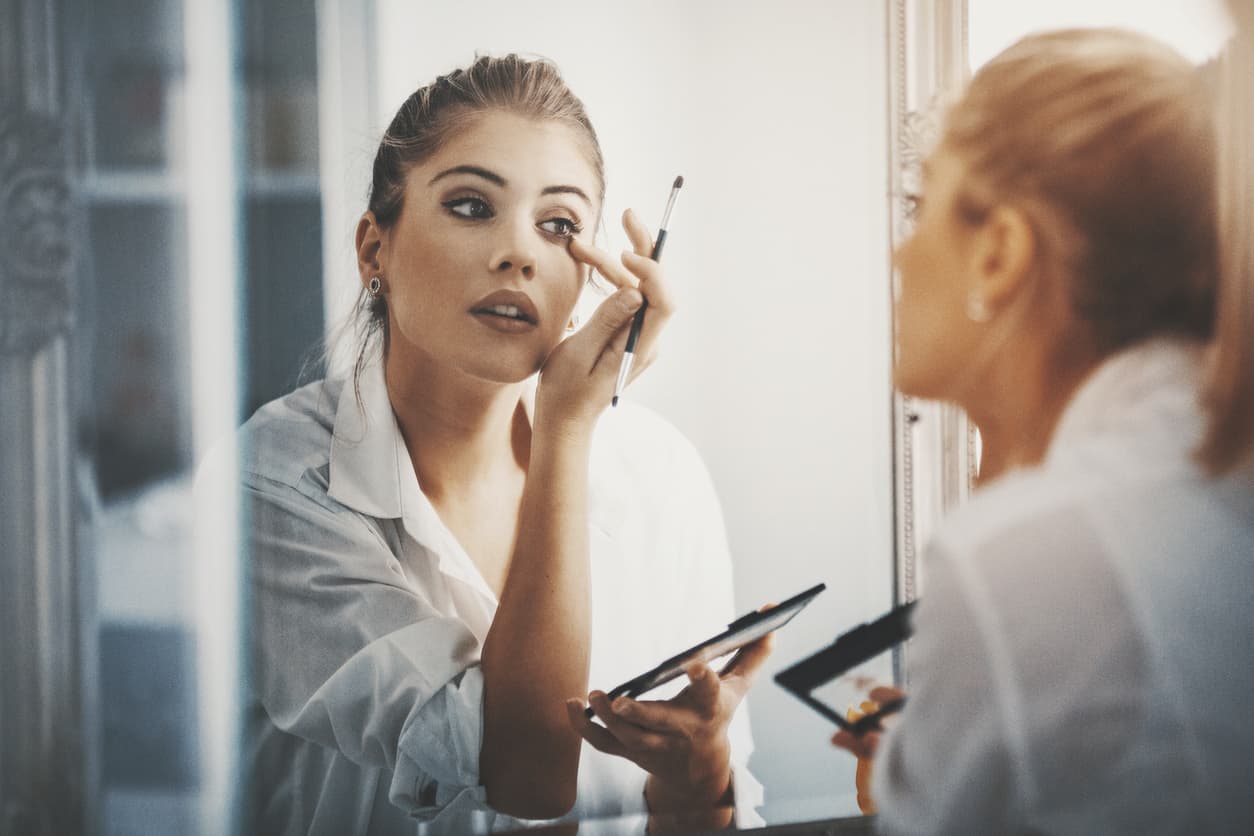 Cómo aplicar el corrector para potenciar la belleza de tu rostro y lucir como los dioses