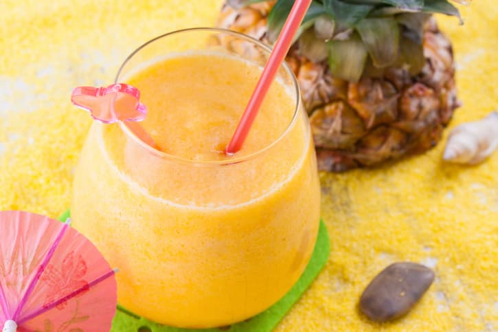 Cócteles de frutas tropicales