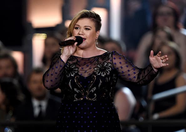 Kelly Clarkson announced that she is PREGNANT!