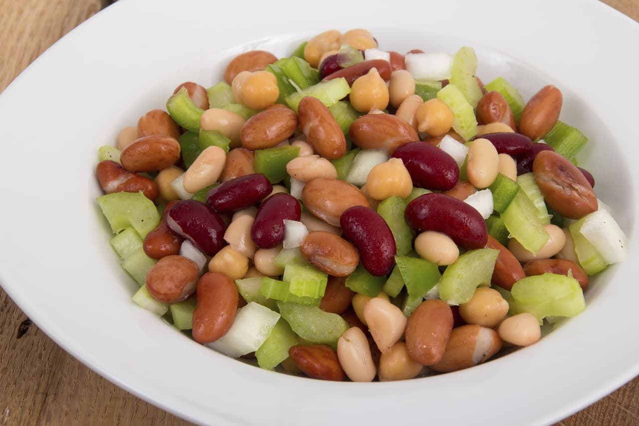 Cómo preparar una saludable y fresca ensalada de tres frijoles