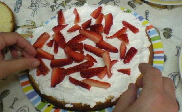 Bizcocho con fresas y nata