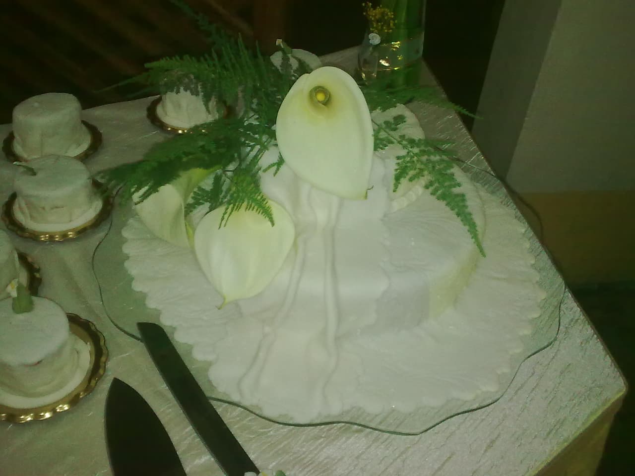 Torta para boda decorada con calas, por Marieloina