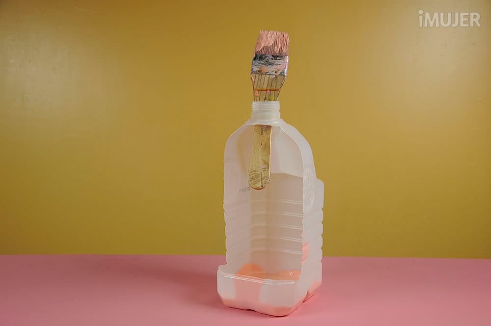 Descubre este simple truco para pintar mucho más fácil usando solo un bidón de plástico reciclado