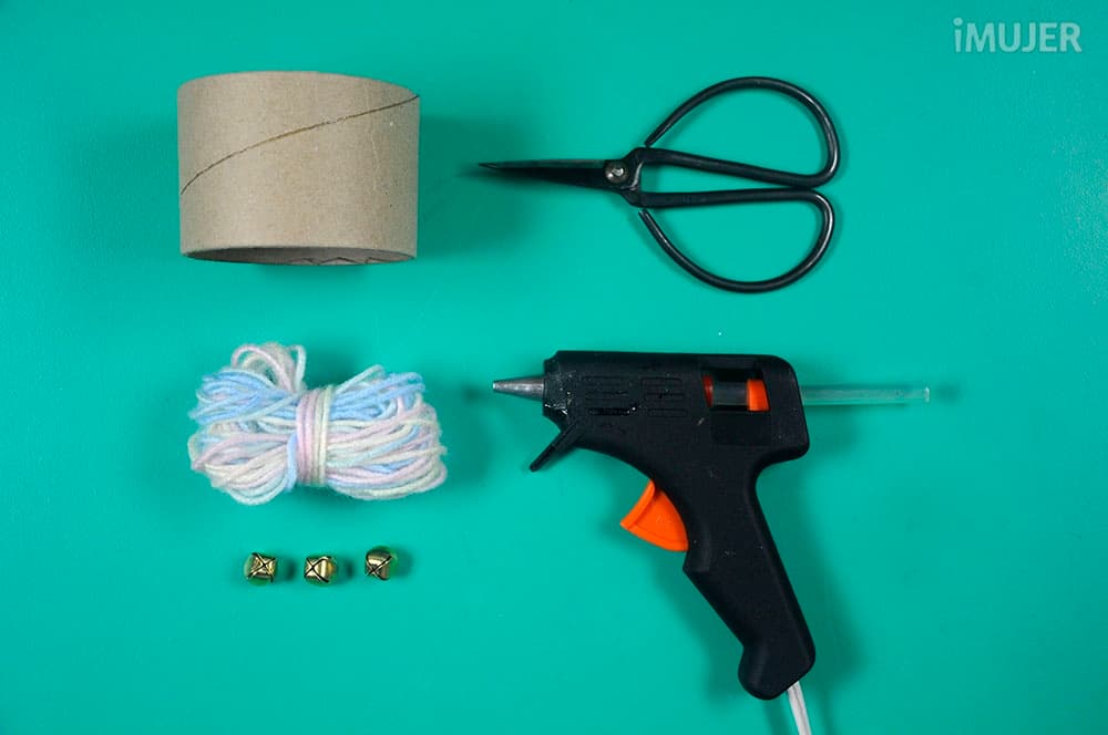 Haz brazaletes con los tubos de papel de la cinta adhesiva 