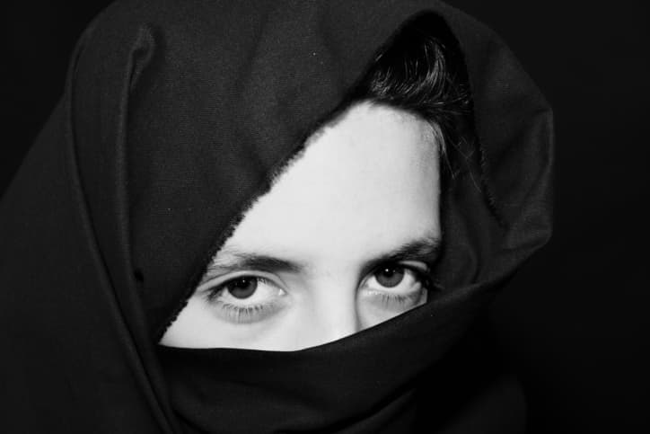 Valientes: el video de las 3 mujeres iraníes que cantaron sin velo en pleno metro