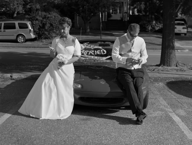 ¿Vives pegada al celular? Estas fotos muestran cómo la tecnología está arruinando las relaciones humanas 