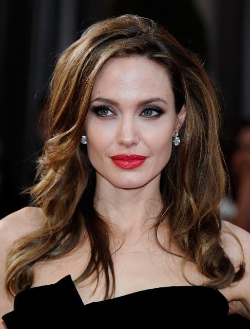 Angelina Jolie protege su piel con una rutina que también puedes seguir: su dermatóloga la revela