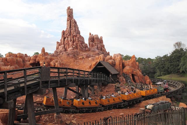 10 essentials to have at an amusement park