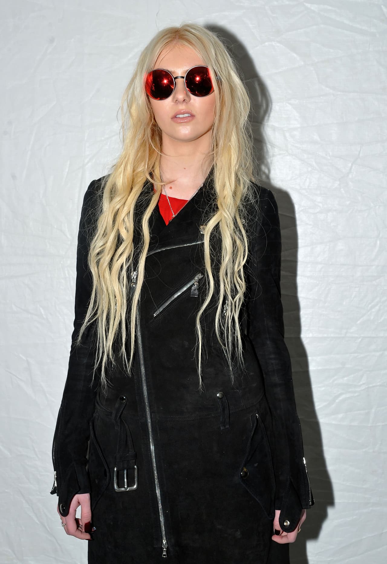 Taylor Momsen reaparece con un estilo muy tenebroso