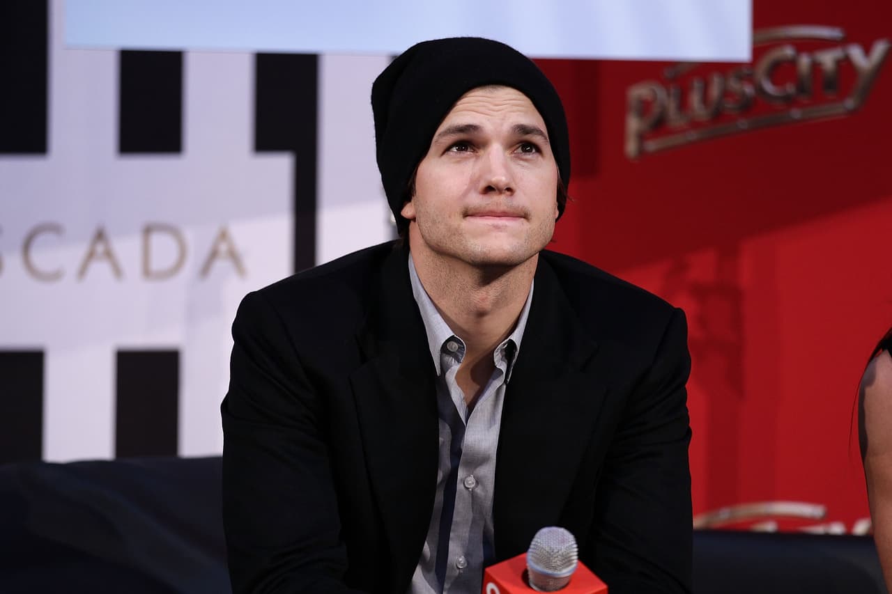 Ashton Kutcher sin su anillo de boda