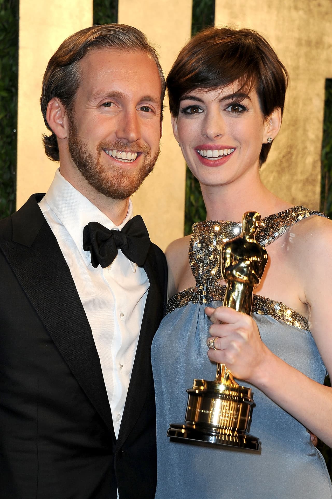 Anne Hathaway se comprometió con su novio