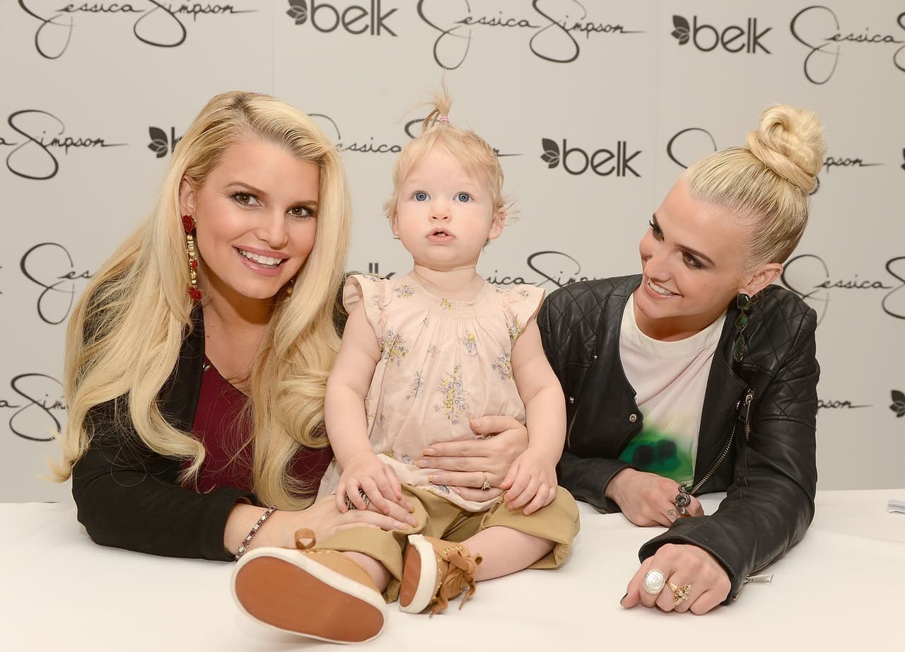 Jessica Simpson aparece luego del nacimiento de su hijo
