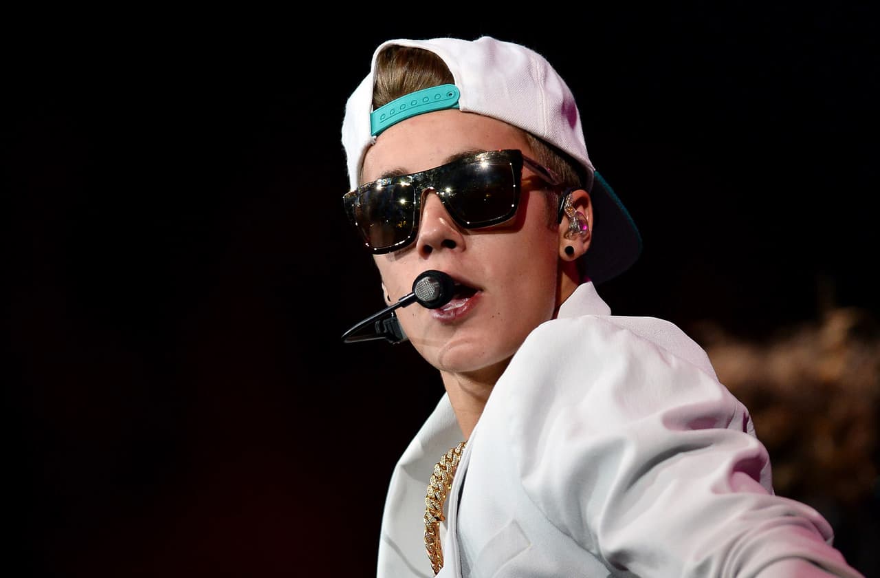 Justin Bieber escupió a sus fans desde una terraza