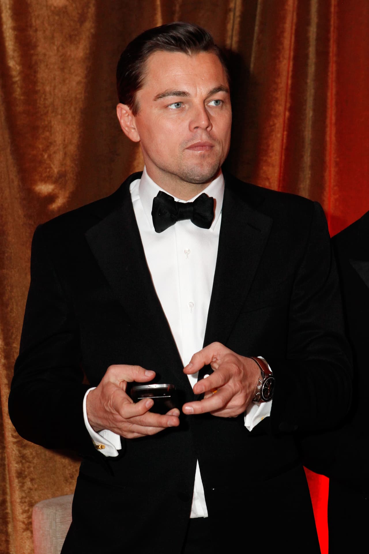 Leonardo DiCaprio le ofrece consuelo a Robert Pattinson