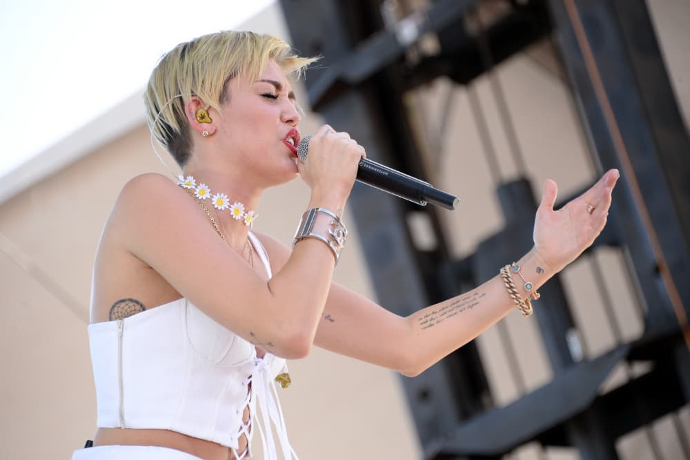 Miley Cyrus llora cantando Wrecking Ball en Las Vegas