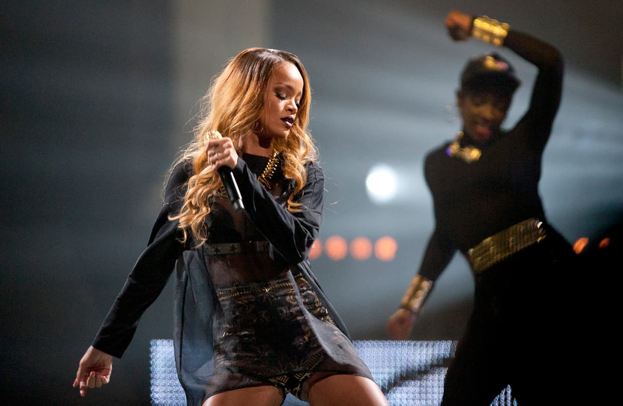 Rihanna golpea a un fan con un micrófono 