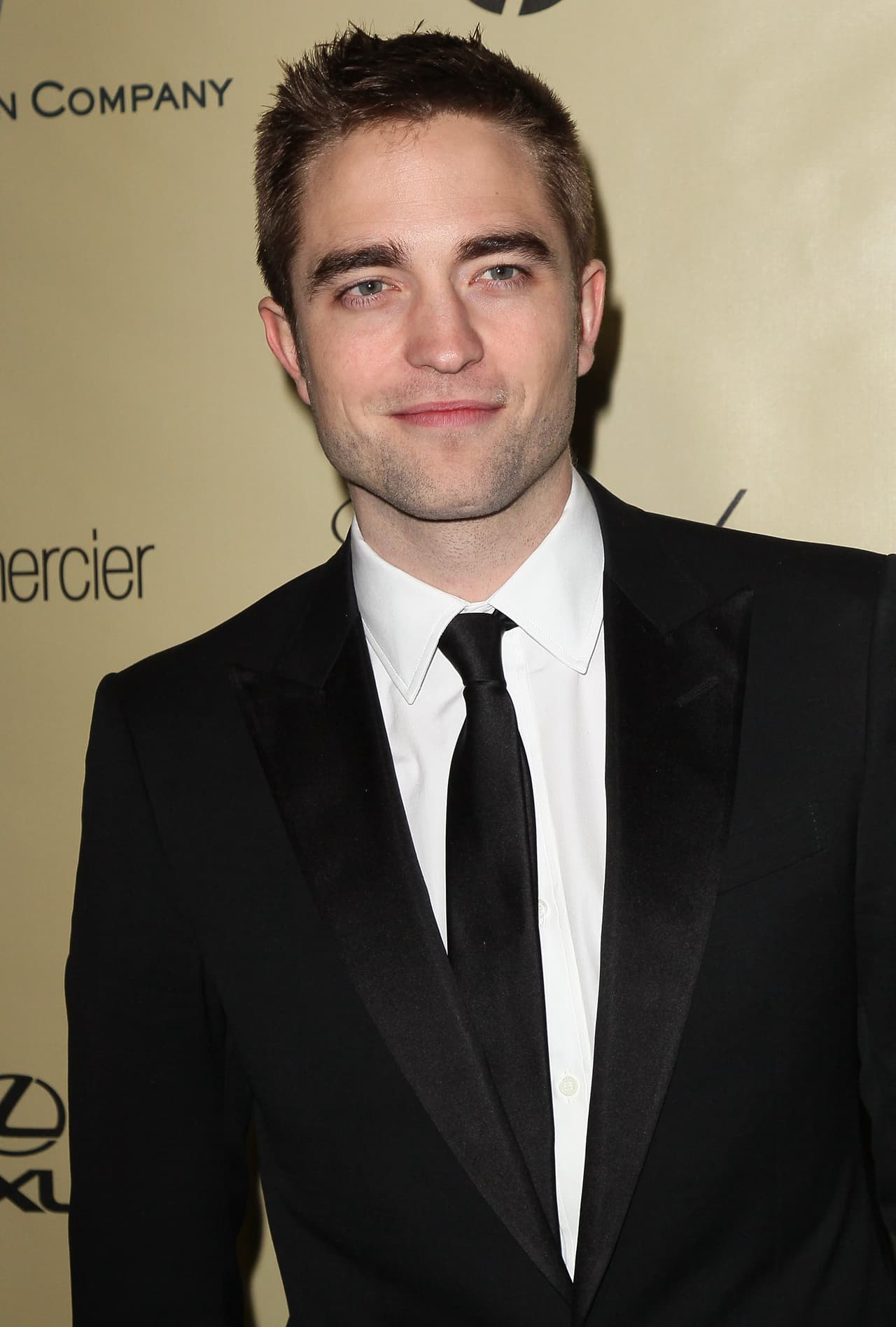 Robert Pattinson culpa a Twitter de sus problemas
