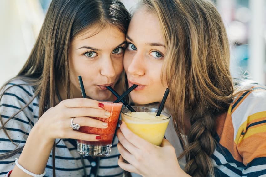 ¿Noche de amigas? Mira estos 5 divertidos tragos que puedes preparar para agasajarlas