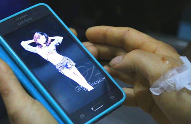 El amor no tiene límites, o al menos eso demostró este hombre que la esperó 10 días en el aeropuerto