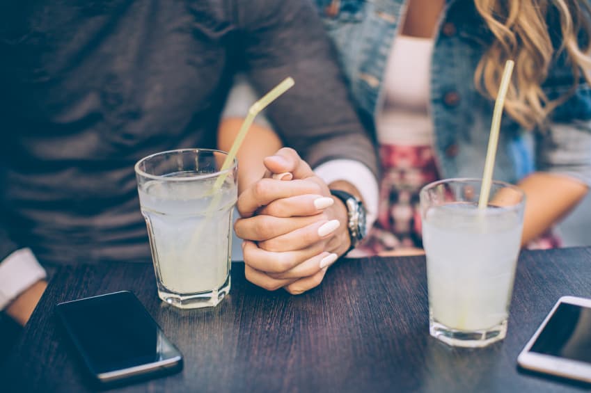 Salir con alguien 10 años más grande que tú tiene estos beneficios