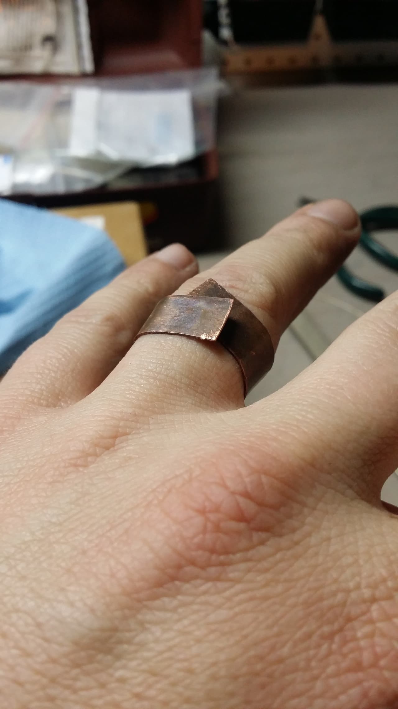 ¡Muy tierno! Este chico pasó semanas haciendo él mismo el anillo de compromiso para su novia