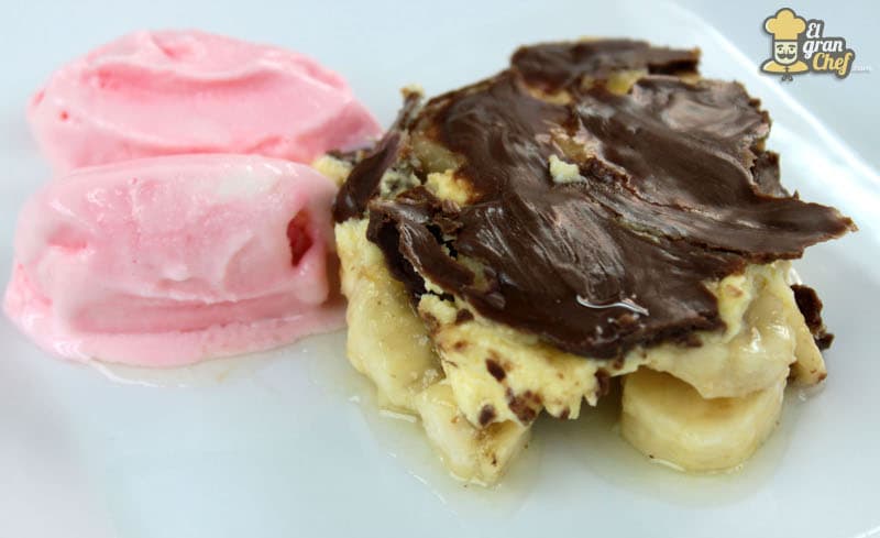 Postre de bananas con chocolate y helado