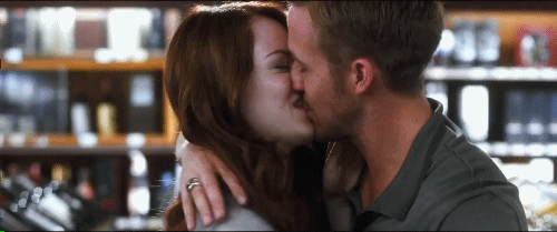 ¿Quieres saber por qué cerramos los ojos al besarnos? ¡Mira lo que dice este estudio!