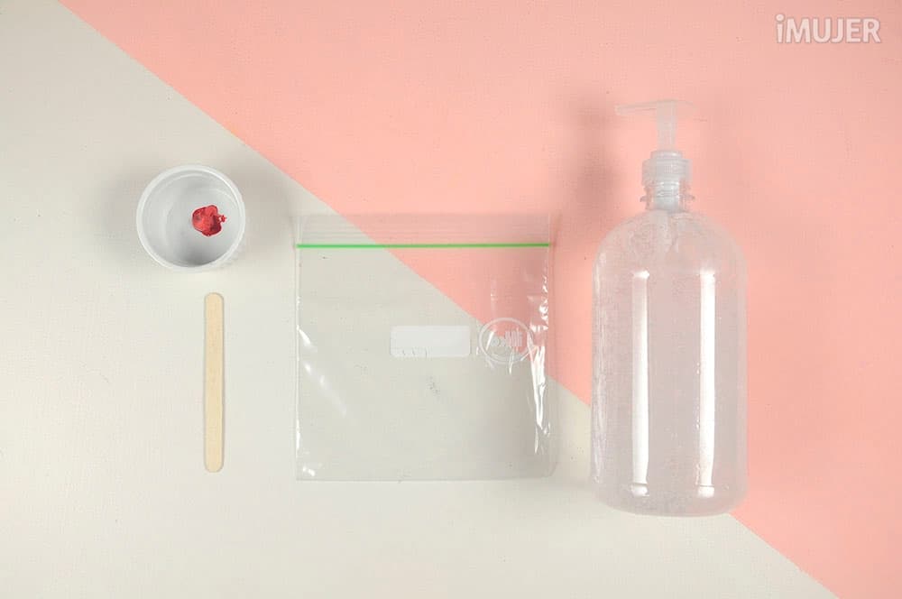 Cómo hacer bolsas de gel para aliviar golpes