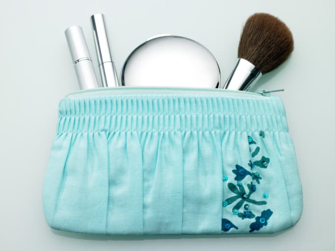 ¿Qué llevar en el bolso para una emergencia de belleza?