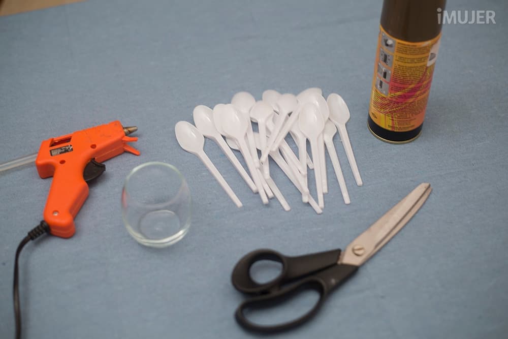 Cómo reciclar cucharas de plástico para hacer un adorno fabuloso