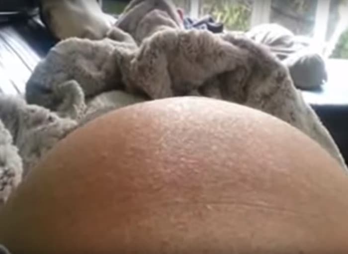 Las pataditas de este bebé en el vientre de su mamá son IMPRESIONANTES