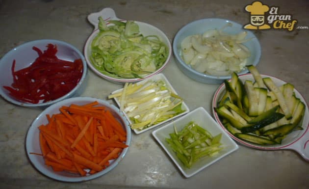 Chop suey de carne con verduras y arroz
