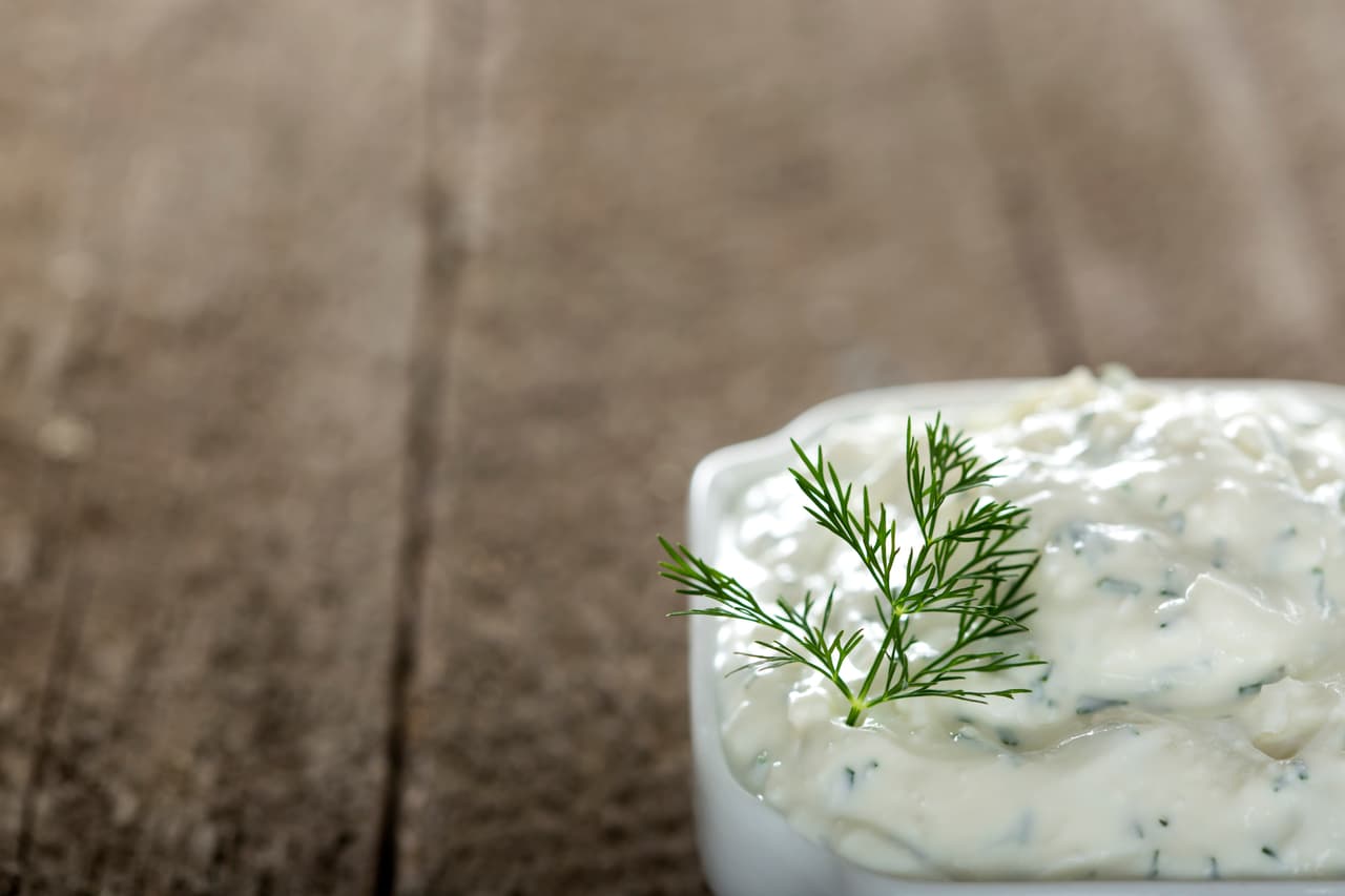 Deliciosa receta de chuletas de cordero a la parrilla con salsa de yogur y menta