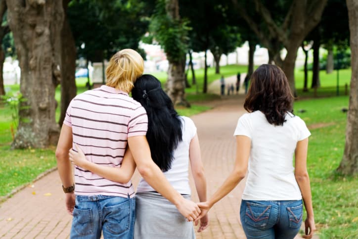 5 alertas de que el novio de tu amiga TE DESEA