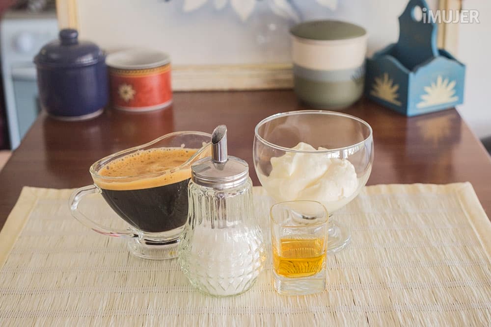 Cómo hacer un café irlandés con whisky 