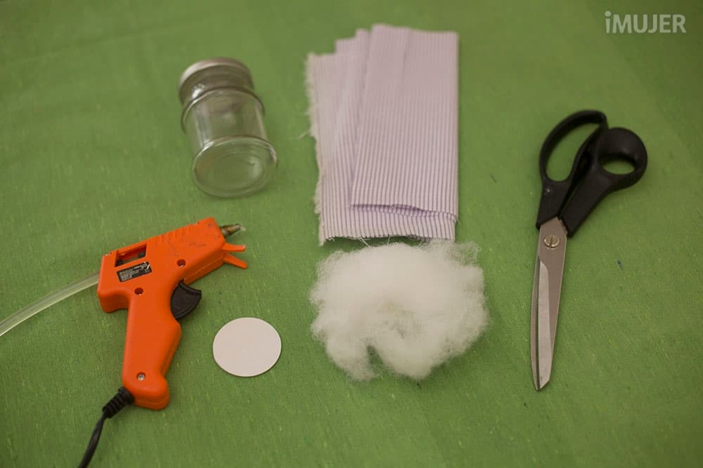 Aprende a hacer un costurero con un frasco de vidrio