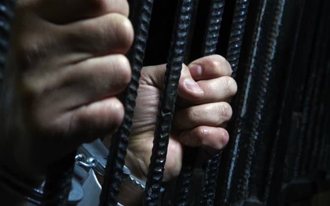 Está preso por maltratar a su esposa, la amenazó desde la cárcel y ahora podría salir en libertad condicional