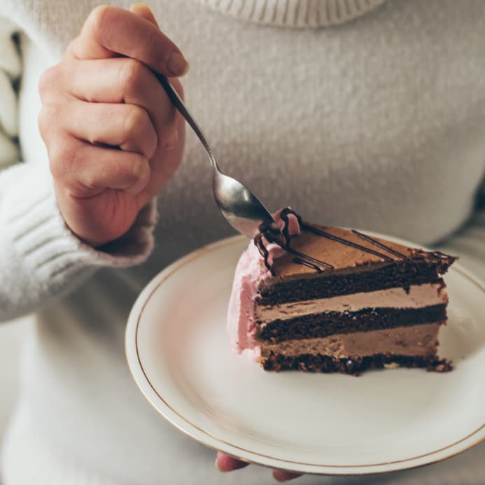Estas son las 7 señales de que estás comiendo por ANSIEDAD y cómo combatirlas