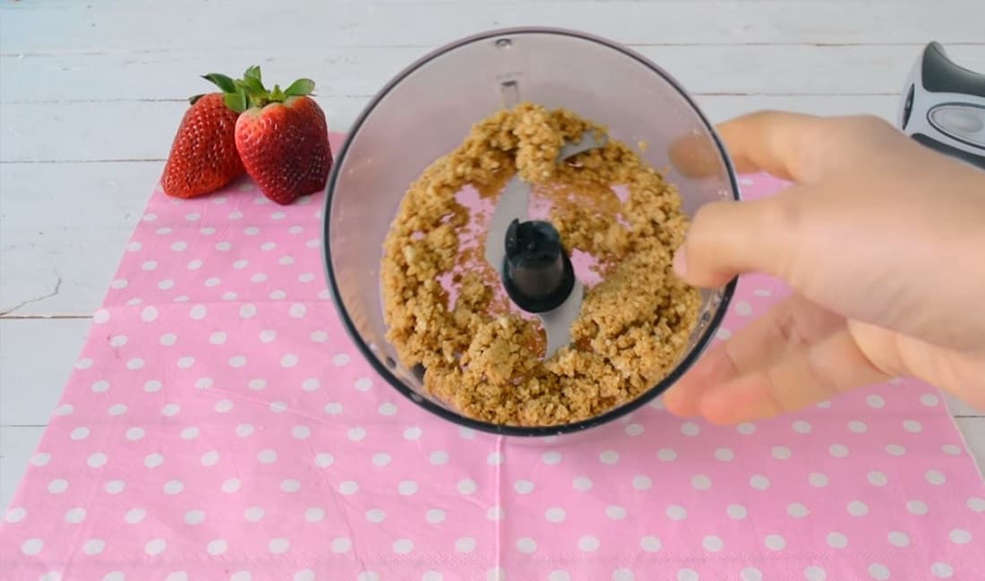 Este crumble helado de yogurt y fresas es todo lo que necesitas para ser feliz (te lo prometo)