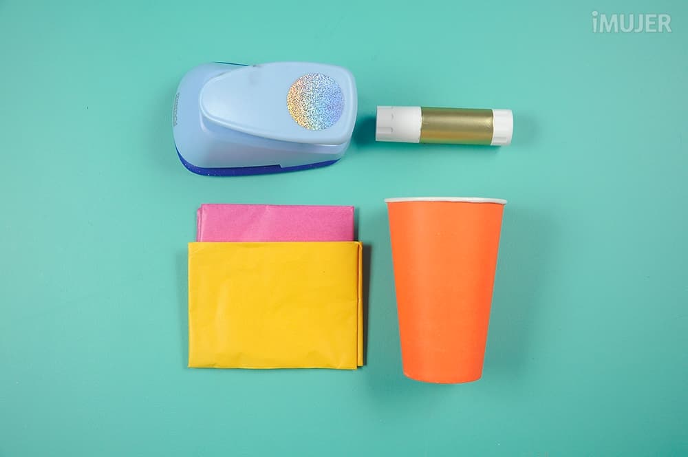 Cómo decorar vasos con papel para fiestas