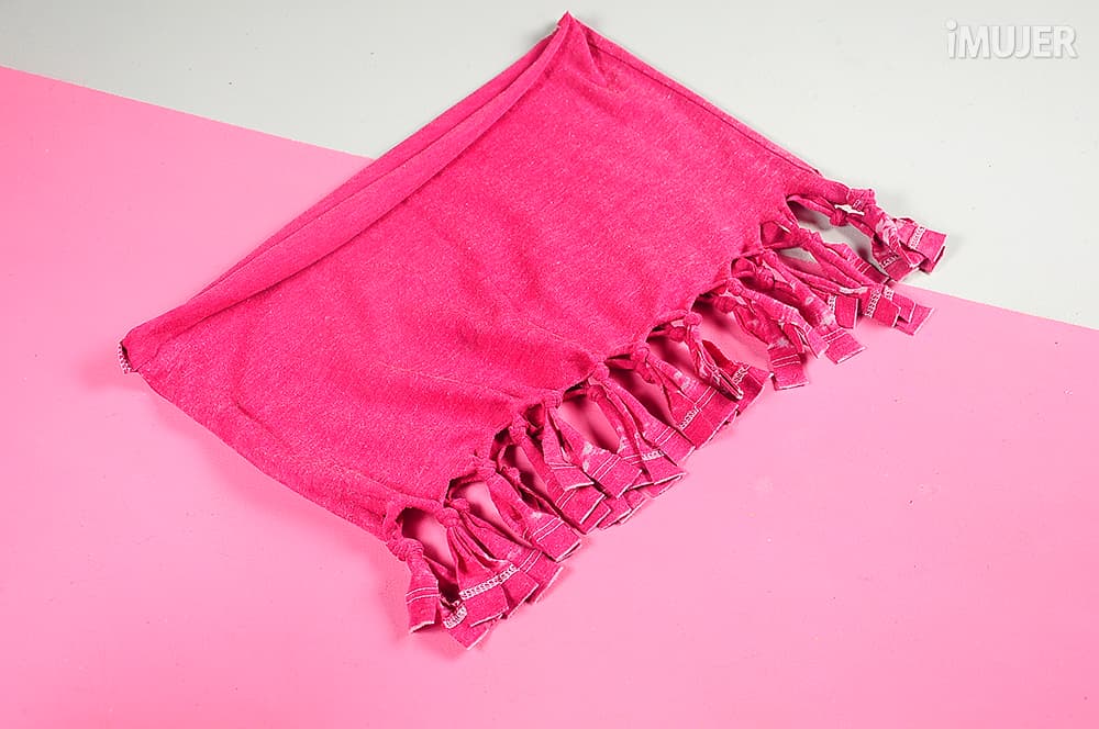 Transforma tu camiseta en un pañuelo chic, ¡te encantará el resultado!