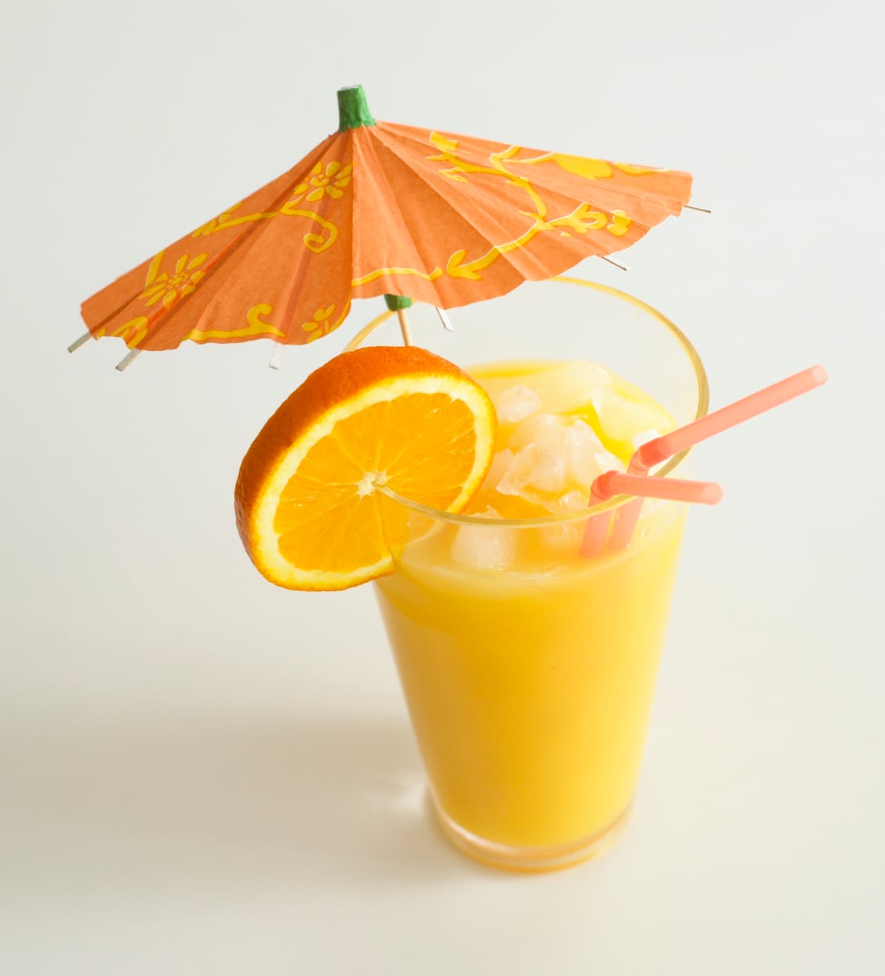 Cómo hacer un cóctel con toronja, vodka, menta ¡y huevo!