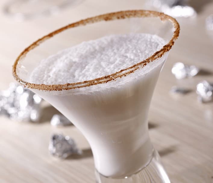 4 cócteles con coco